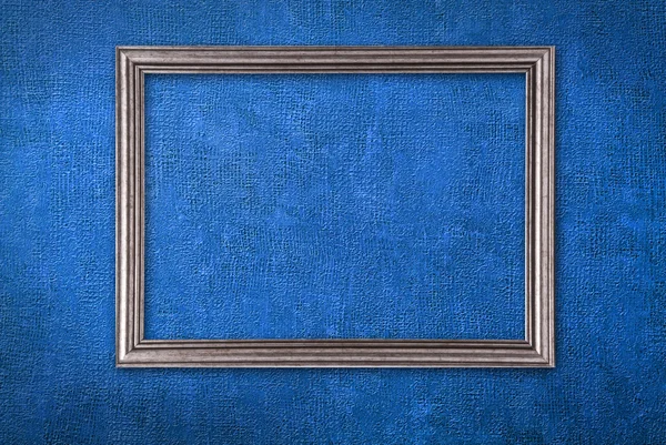 Ασημένιο πλαίσιο σε φόντο μπλε τοίχο παλιά — Φωτογραφία Αρχείου