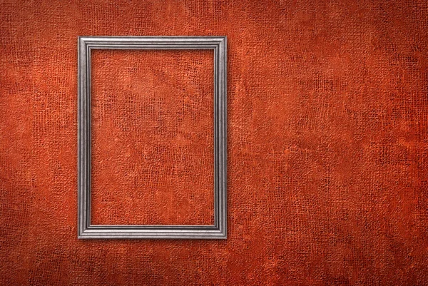 Kırmızı duvar arka plan üzerinde gümüş çerçeve — Stok fotoğraf