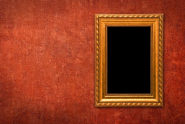 Guld ram på en röd vägg bakgrund — Stockfoto