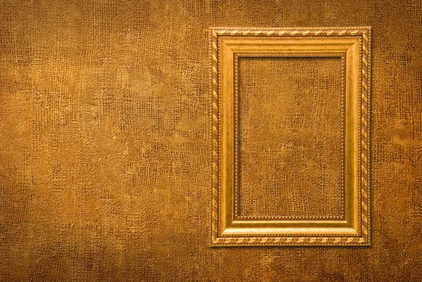 Χρυσό πλαίσιο σε φόντο κίτρινο τοίχο — Φωτογραφία Αρχείου