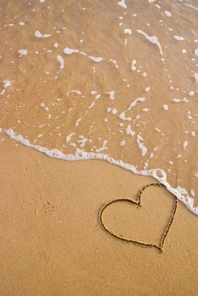 Herzsymbol im Sand — Stockfoto