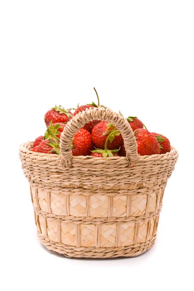 在木制篮子里花园草莓 — 图库照片
