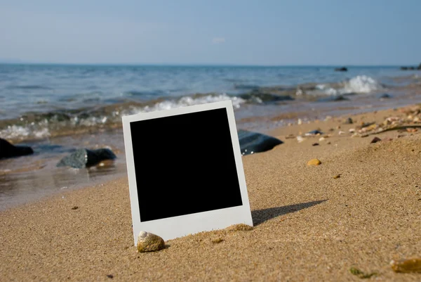 Tarjeta fotográfica en playa de arena — Foto de Stock