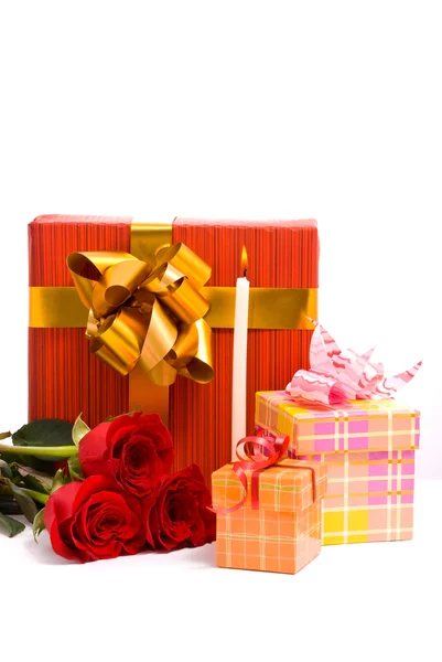 Красные розы и подарочные коробки — стоковое фото