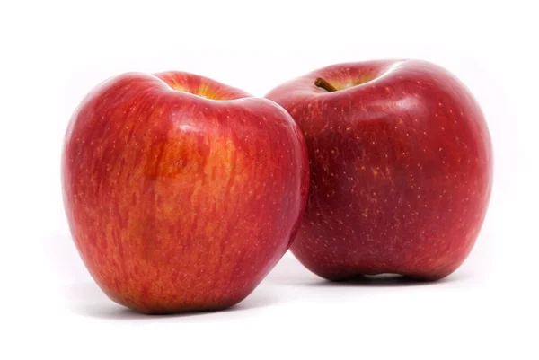 Κόκκινα μήλα ώριμα που απομονώνονται σε λευκό φόντο — Φωτογραφία Αρχείου