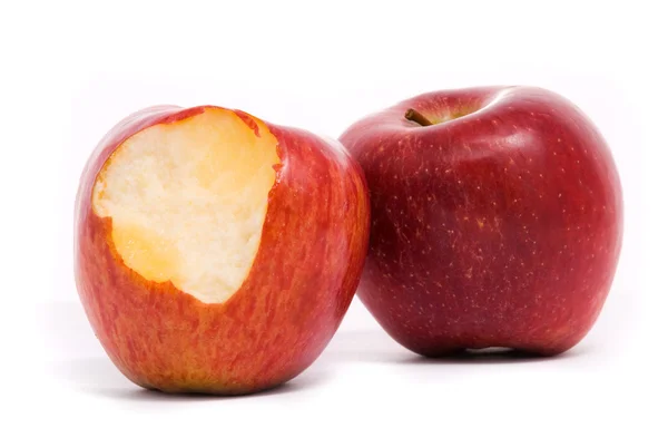 Manzanas rojas maduras aisladas sobre fondo blanco —  Fotos de Stock