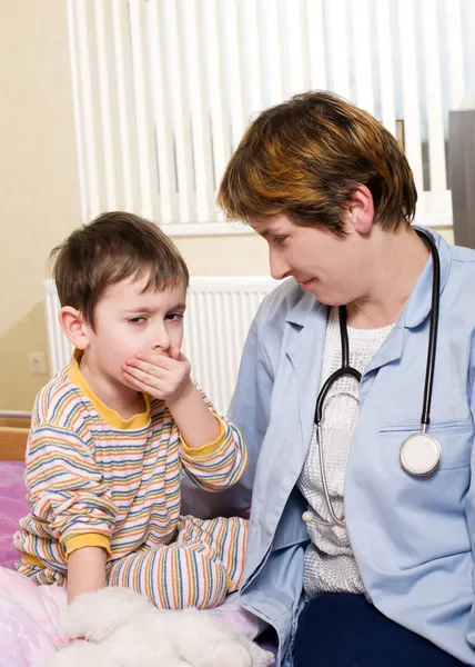 Ein Kinderarzt und ein krankes Kind — Stockfoto