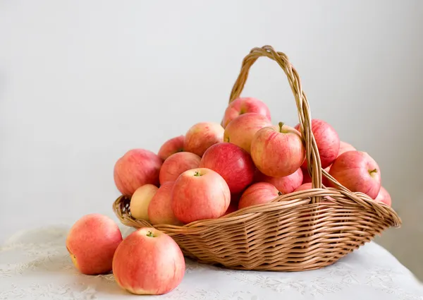 Яблоки в корзине Стоковое Изображение