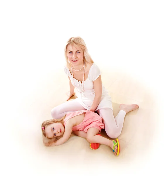Молодая блондинка с маленькой девочкой — стоковое фото
