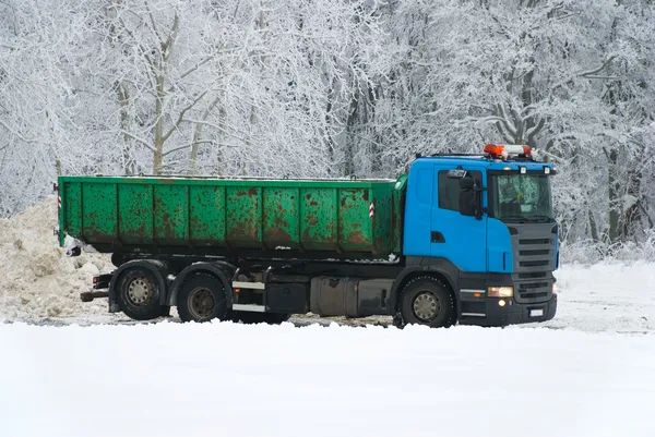 Ciężarówka na drodze zima — Zdjęcie stockowe
