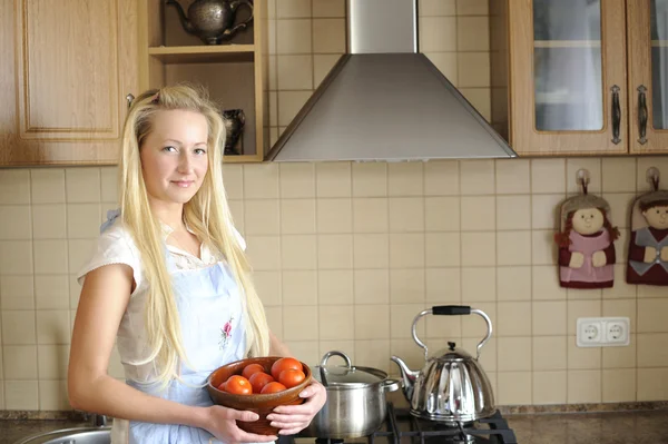 Jeune femme au foyer dans la cuisine — Photo