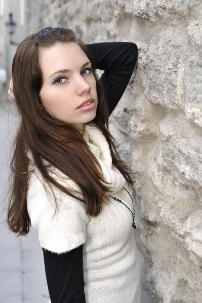 Portret młodej kobiety na stonewall — Zdjęcie stockowe
