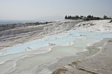 Pamukkale kireçtaşı havuzları.