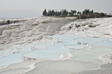 Pamukkale kireçtaşı havuzları.