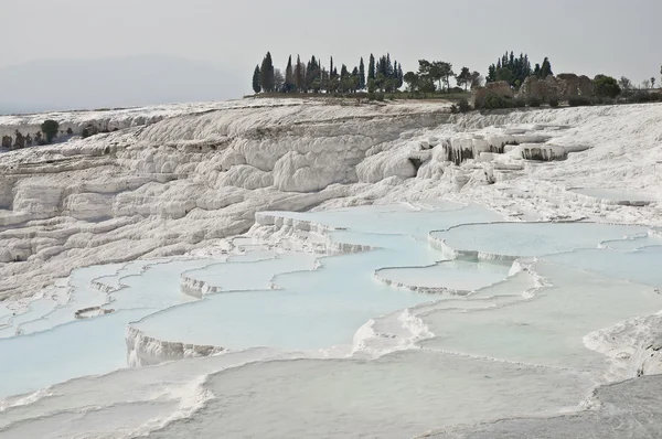 Pamukkale kireçtaşı havuzları.