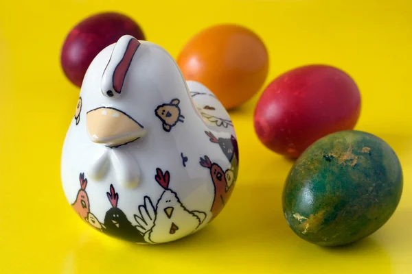 Paskalya yumurtaları ile tavuk — Stok fotoğraf