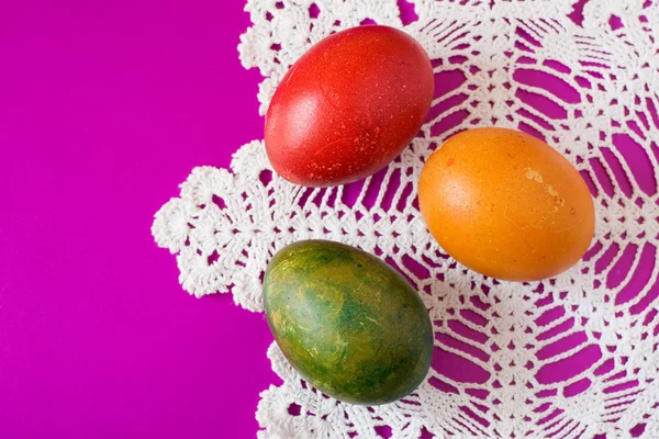 Tři barevné velikonoční vajíčka — Stock fotografie