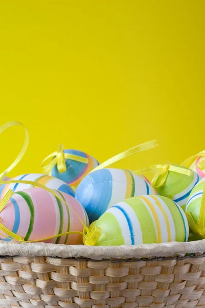 Лукошек с пасхальными яйцами — стоковое фото