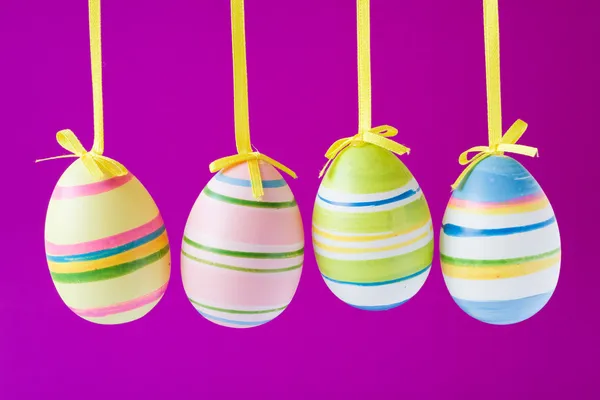 Quatro ovos de Páscoa coloridos — Fotografia de Stock