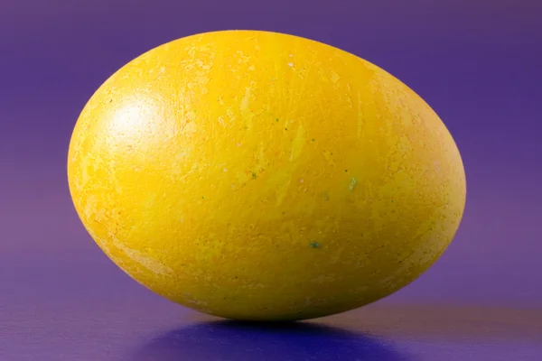 Желтое пасхальное яйцо — стоковое фото