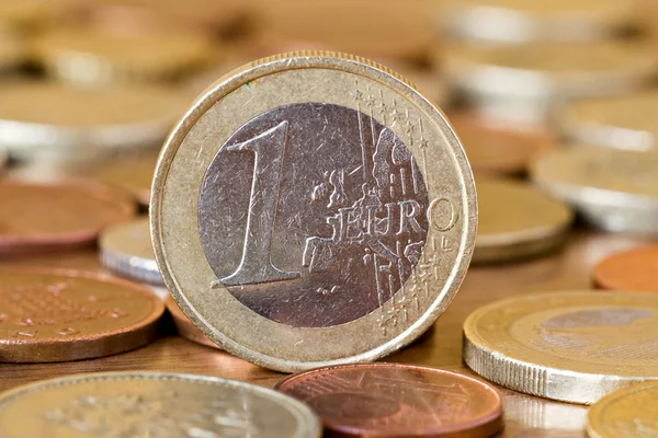 Jedna euromince — Stock fotografie