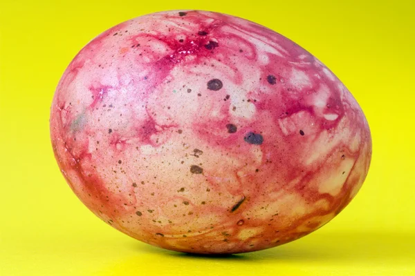 Ovo de Páscoa manchado vermelho — Fotografia de Stock