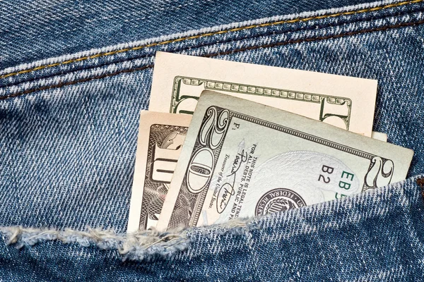 Pengar i en jeans ficka — Stockfoto