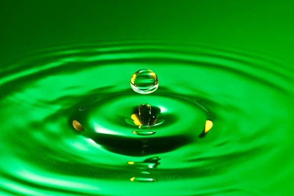 Πράσινο σταγονιδίων βουτιά στο νερό — Φωτογραφία Αρχείου
