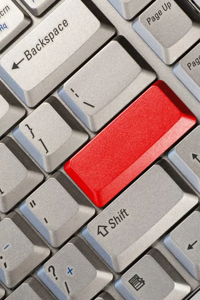 Комп'ютерна клавіатура з червоною кнопкою — стокове фото