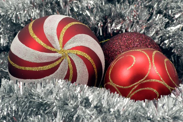 Bolas rojas de Navidad y guirnalda — Foto de Stock
