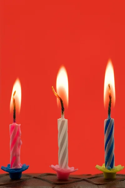 Velas de aniversário em um bolo — Fotografia de Stock