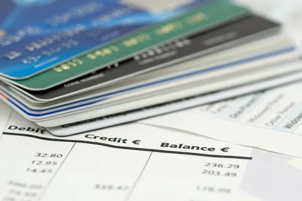 Cartões de crédito na fatura do banco — Fotografia de Stock