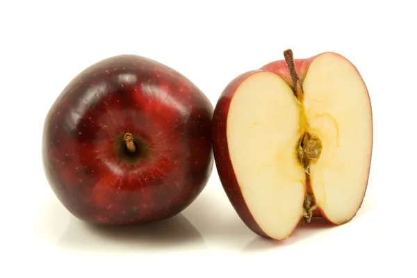 Красное яблоко и половина — стоковое фото