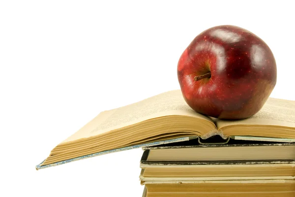 Açık kitap üzerine kırmızı elma — Stok fotoğraf