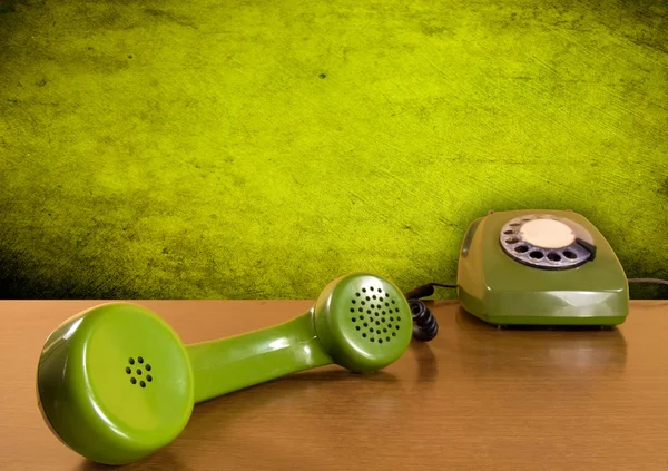 Винтажный зелёный телефон — стоковое фото