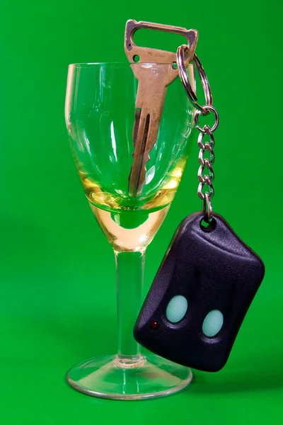 Klíč od auta ve sklenici na víno — Stock fotografie