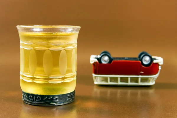 Bebida e carro upended — Fotografia de Stock