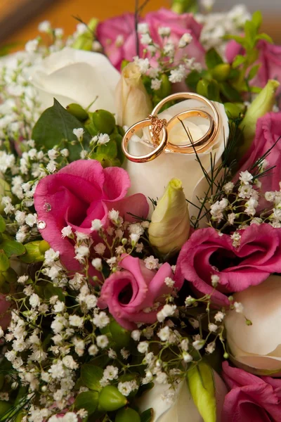Piękne suknie ślubne pierścionki — Zdjęcie stockowe