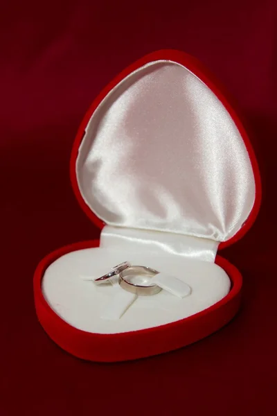 Caja roja con dos anillos de boda de oro — Foto de Stock