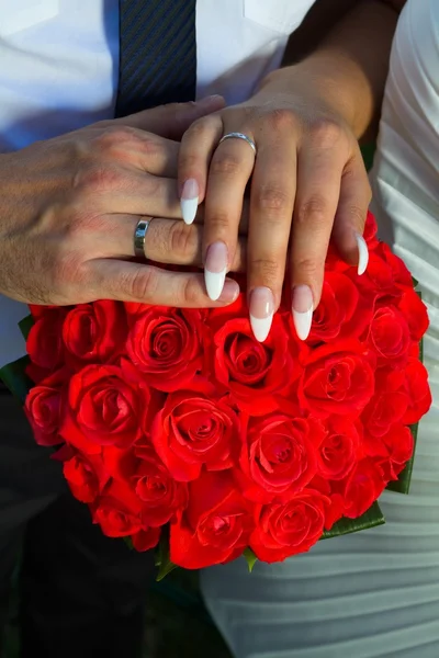Anneaux de mariage et bouquet — Photo