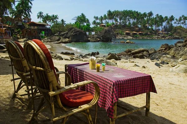 Два стула на красивом пляже Гоа — стоковое фото