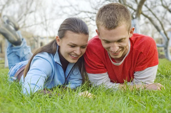 Paar liggend op het gras — Stockfoto