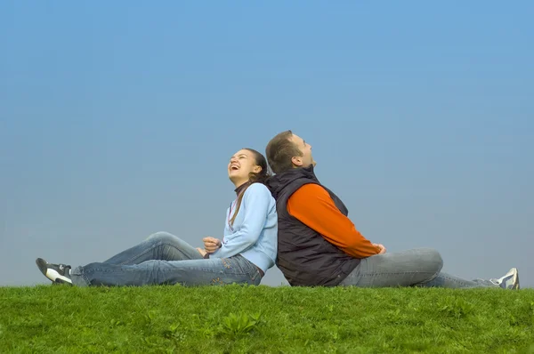 Couple sitting on the grass — Stock Photo, Image