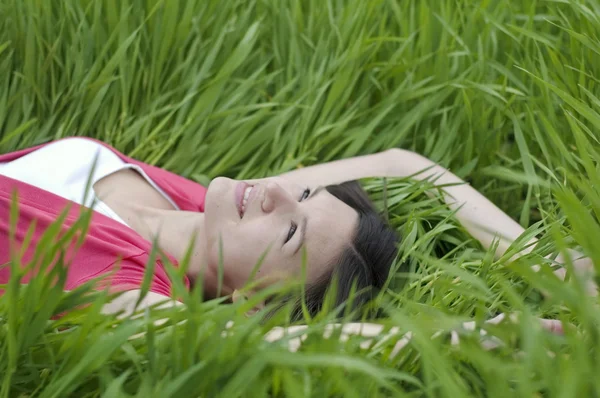 女孩躺在草地上 — 图库照片