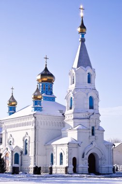 Altın kubbe ile beyaz kilise