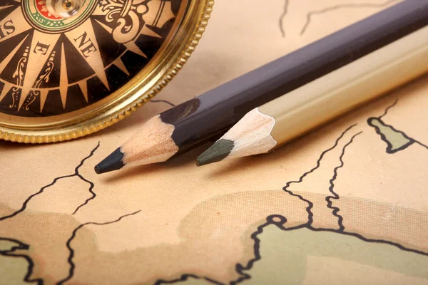 Kompas a tužky na staré mapě — Stock fotografie