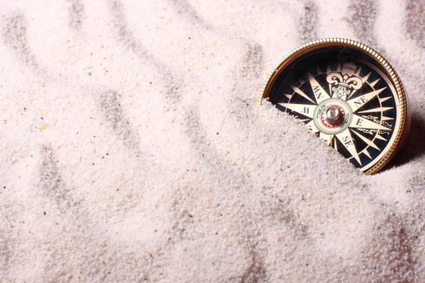 Kompas w piasku — Zdjęcie stockowe