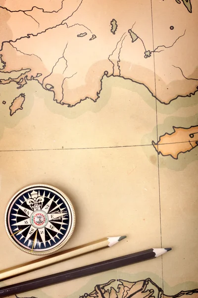 Kompas i kredki na mapie — Zdjęcie stockowe