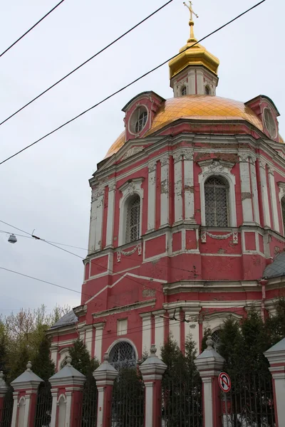Oude kerk in Moskou straat — Stockfoto