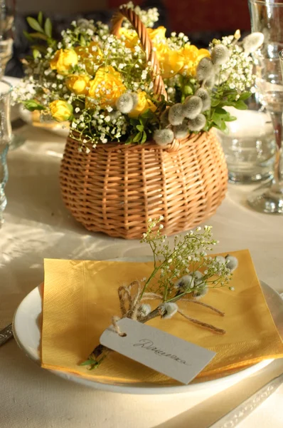 Świąteczny stół ustawienie w żółty — Zdjęcie stockowe